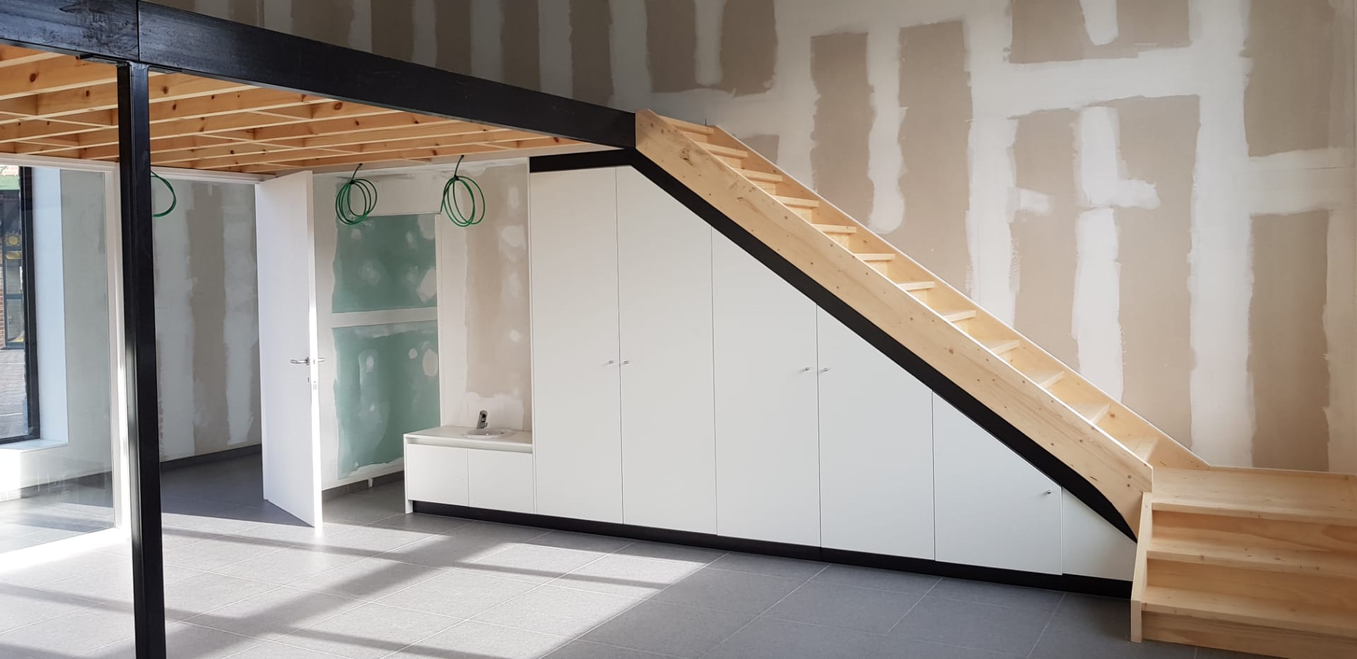 Binnendeuren, trappen, tussenvloeren en meubilair kleuterschool Waanrode - Vrago Interieur